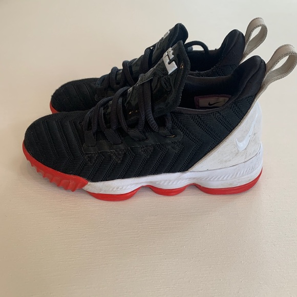Kids Nike Lebron’s (size US 12) - Picture 5 of 9